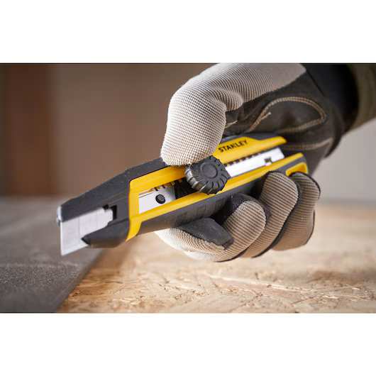 Cuțit cu lamă segmentată 18mm Stanley STHT10500-0