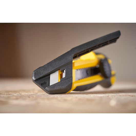 Cuțit cu lamă segmentată 18mm Stanley STHT10500-0