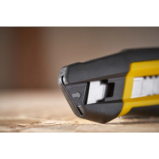 Cuțit cu lamă segmentată 18mm Stanley STHT10500-0