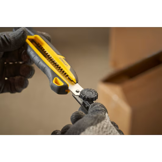 Cuțit cu lamă segmentată 18mm Stanley STHT10500-0