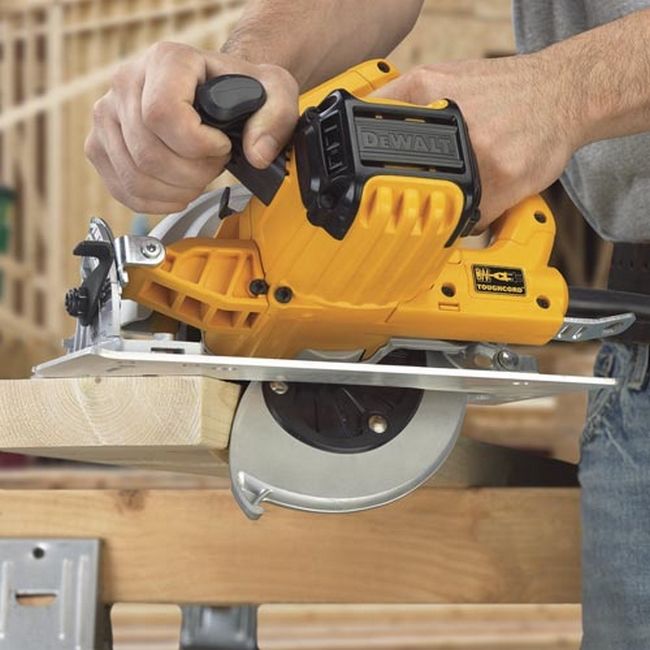 Ferestrau circular DeWALT DWE575K