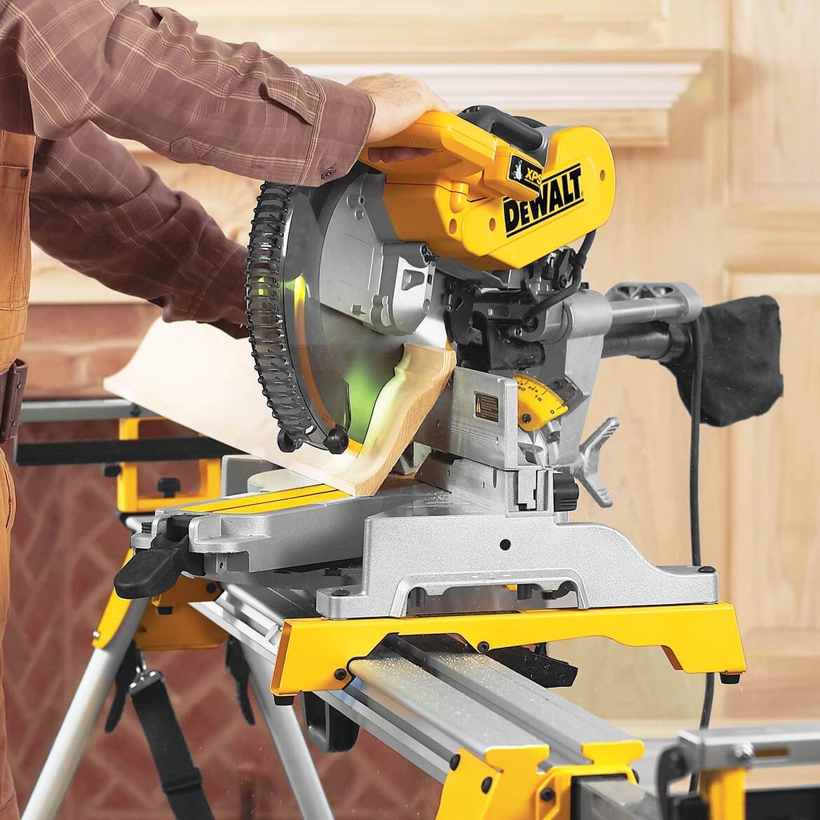 Ferăstrău circular de masa DeWALT DWS780