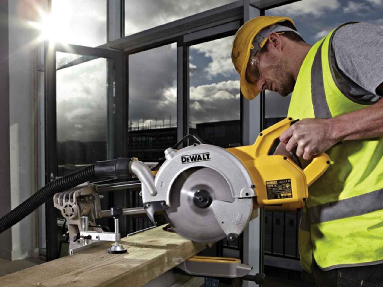 Ferăstrău circular de masa DeWALT DWS778