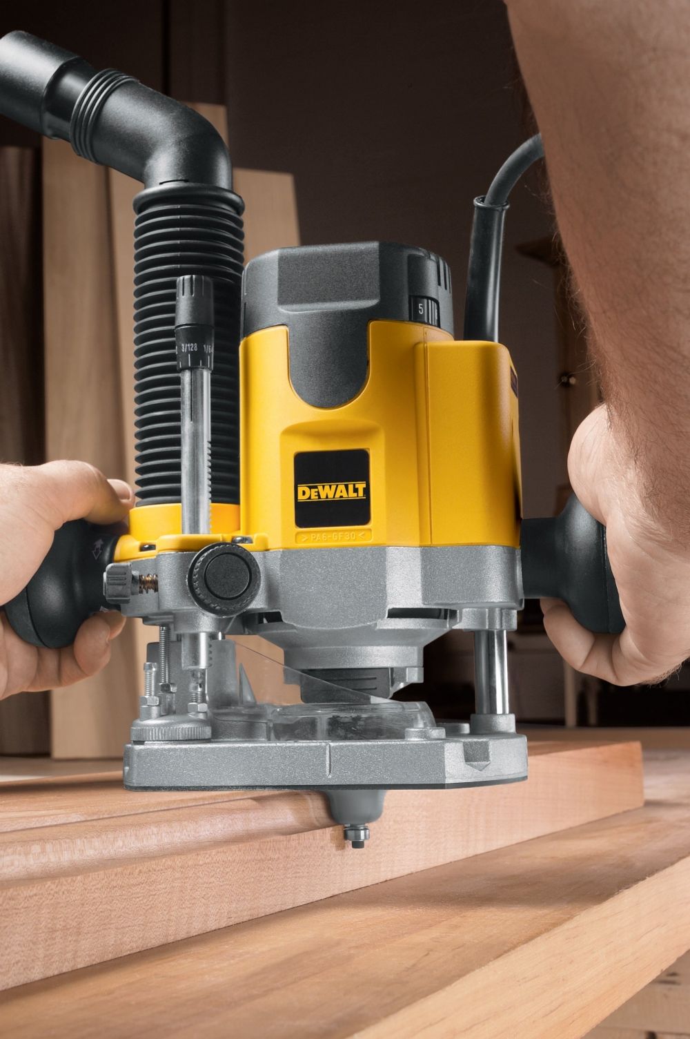 Mașină de frezat DeWALT DW621K