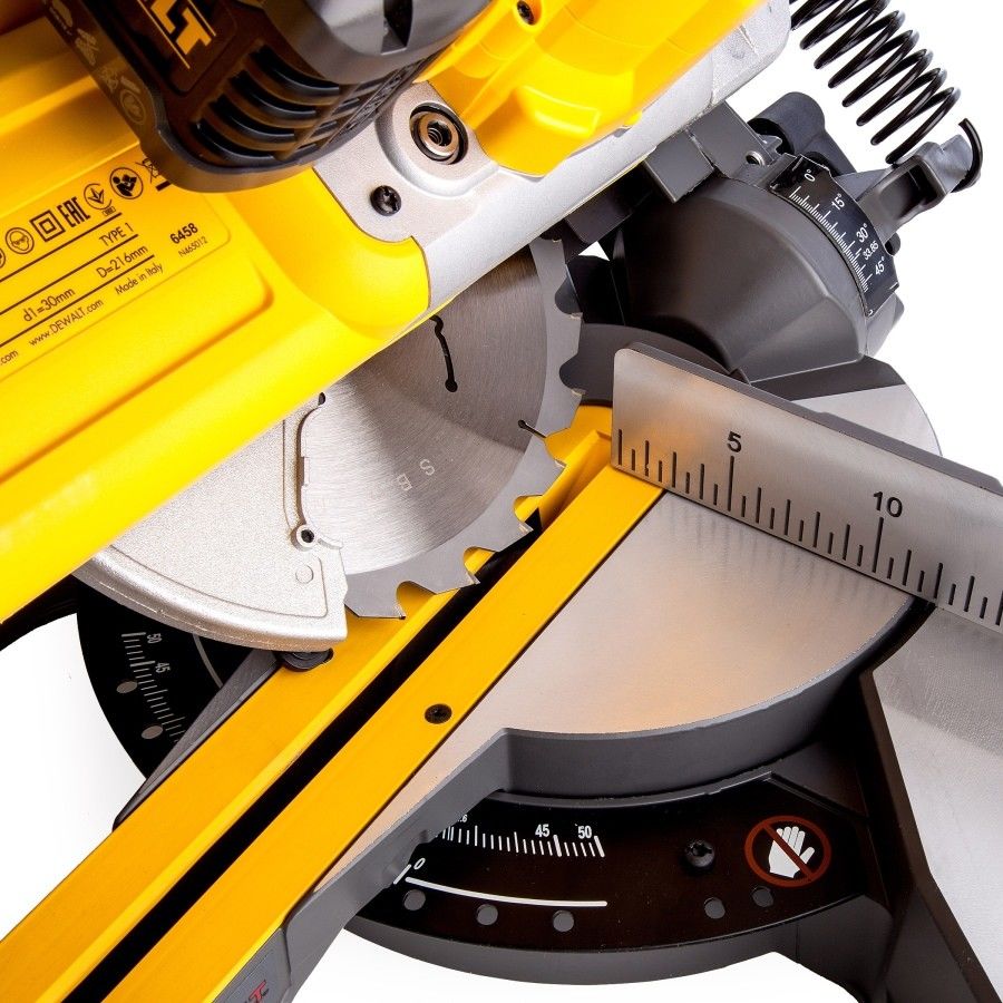 Ferestrau circular cu acumulator Dewalt DCS777N