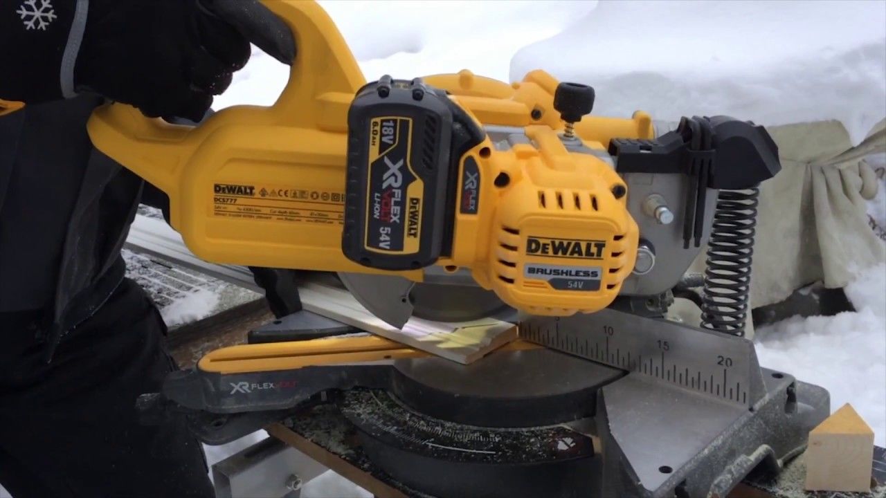Ferestrau circular cu acumulator Dewalt DCS777N
