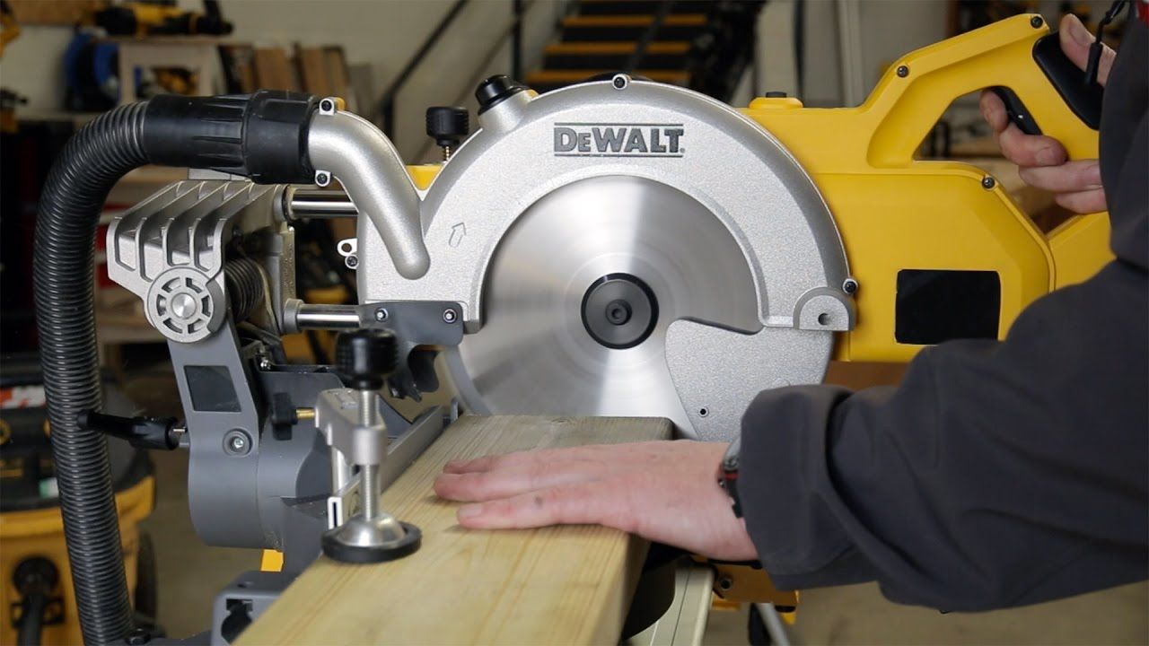 Ferestrau circular cu acumulator Dewalt DCS778T2