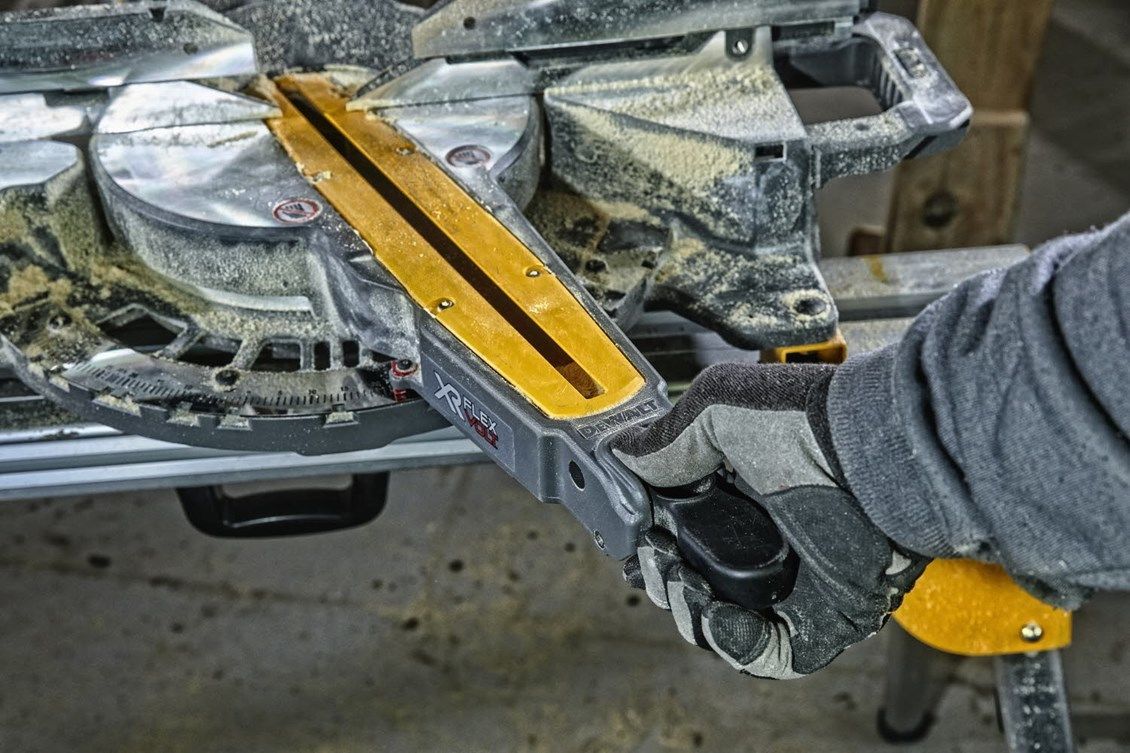 Ferestrau circular cu acumulator Dewalt DCS727T2
