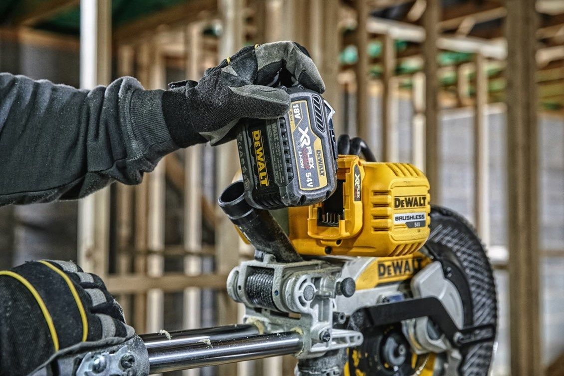 Ferestrau circular cu acumulator Dewalt DCS727T2