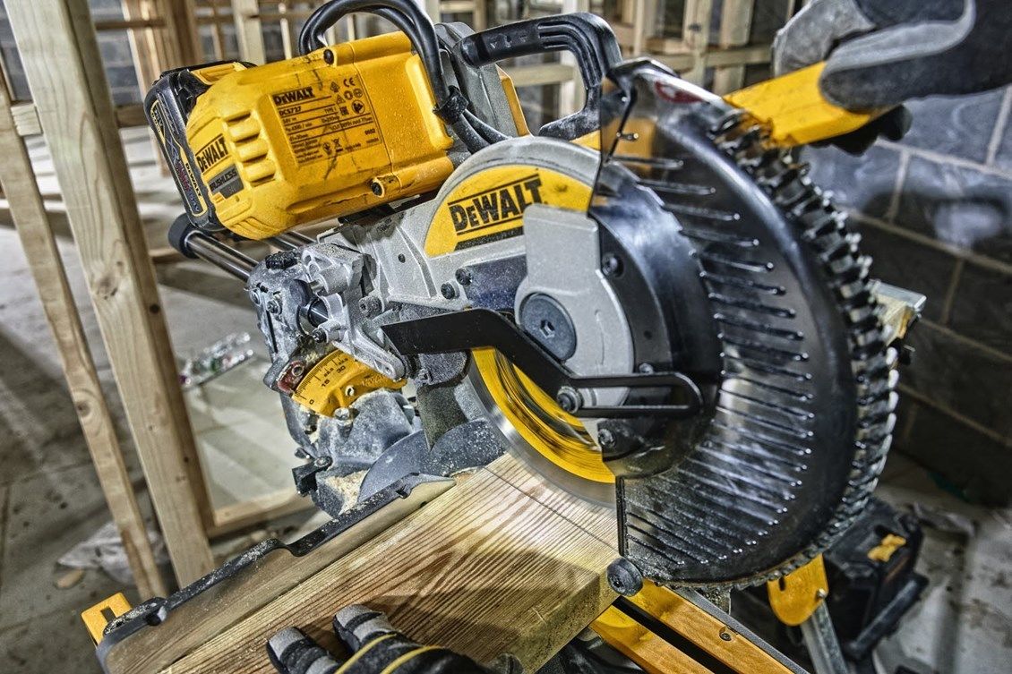 Ferestrau circular cu acumulator Dewalt DCS727T2