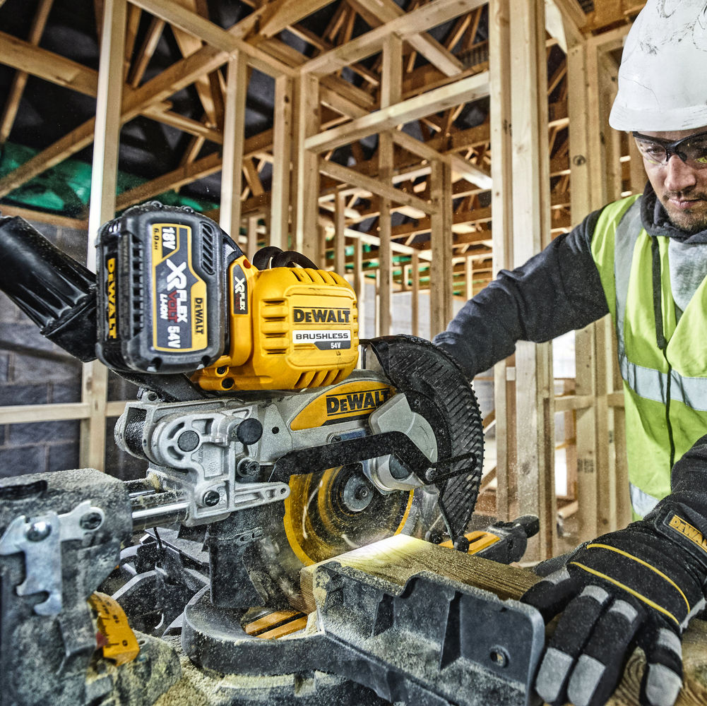 Ferestrau circular cu acumulator Dewalt DCS727T2