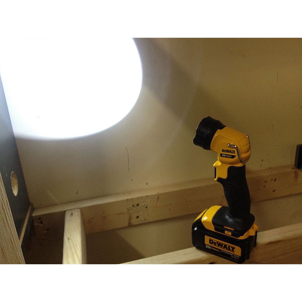 Фонарь DeWALT DCL040