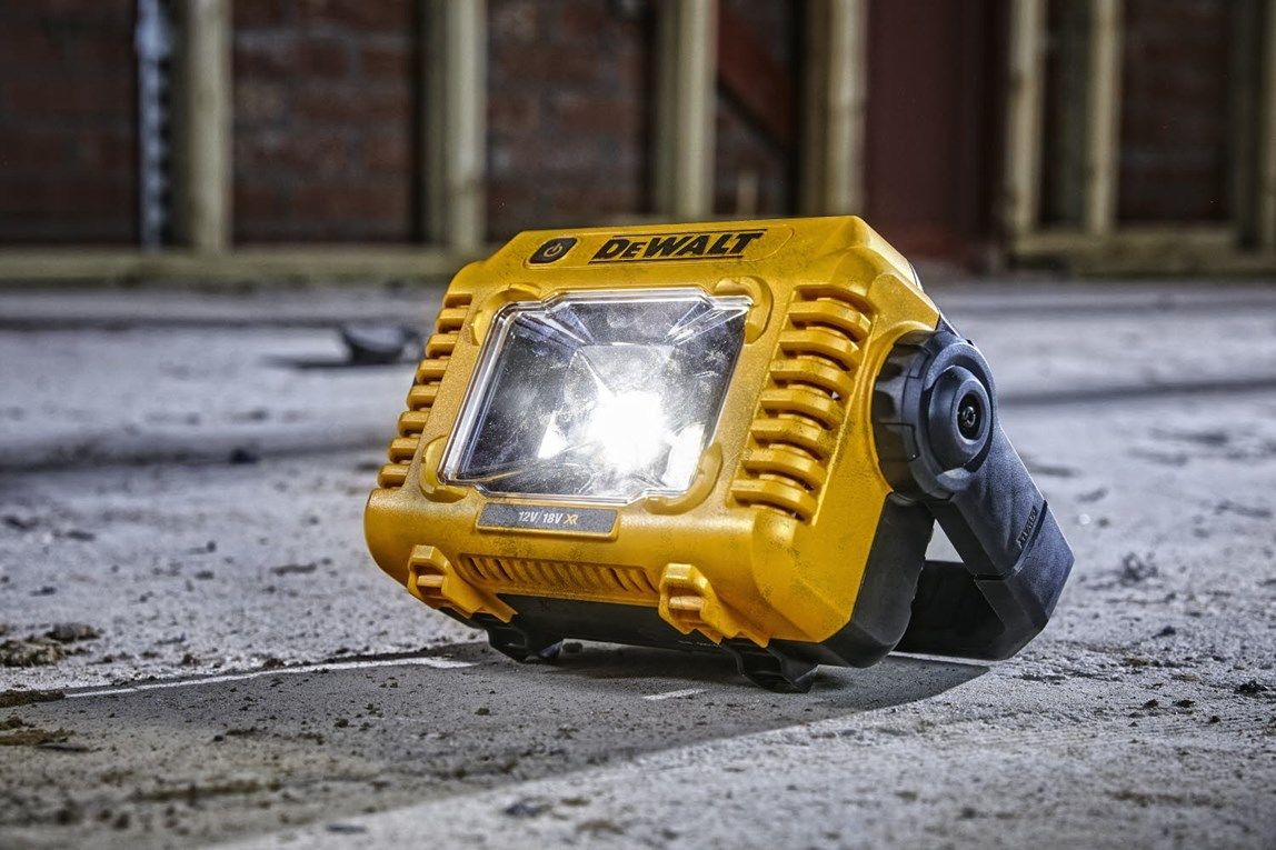 Фонарь светодиодный аккумуляторный DeWALT DCL077