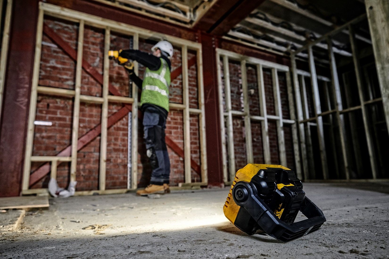 Фонарь светодиодный аккумуляторный DeWALT DCL077