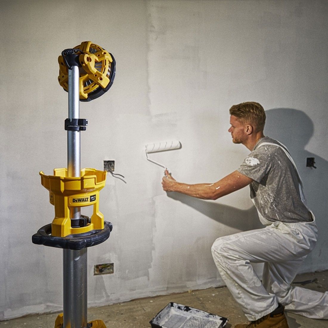 Фонарь LED аккумуляторный DeWALT DCL079
