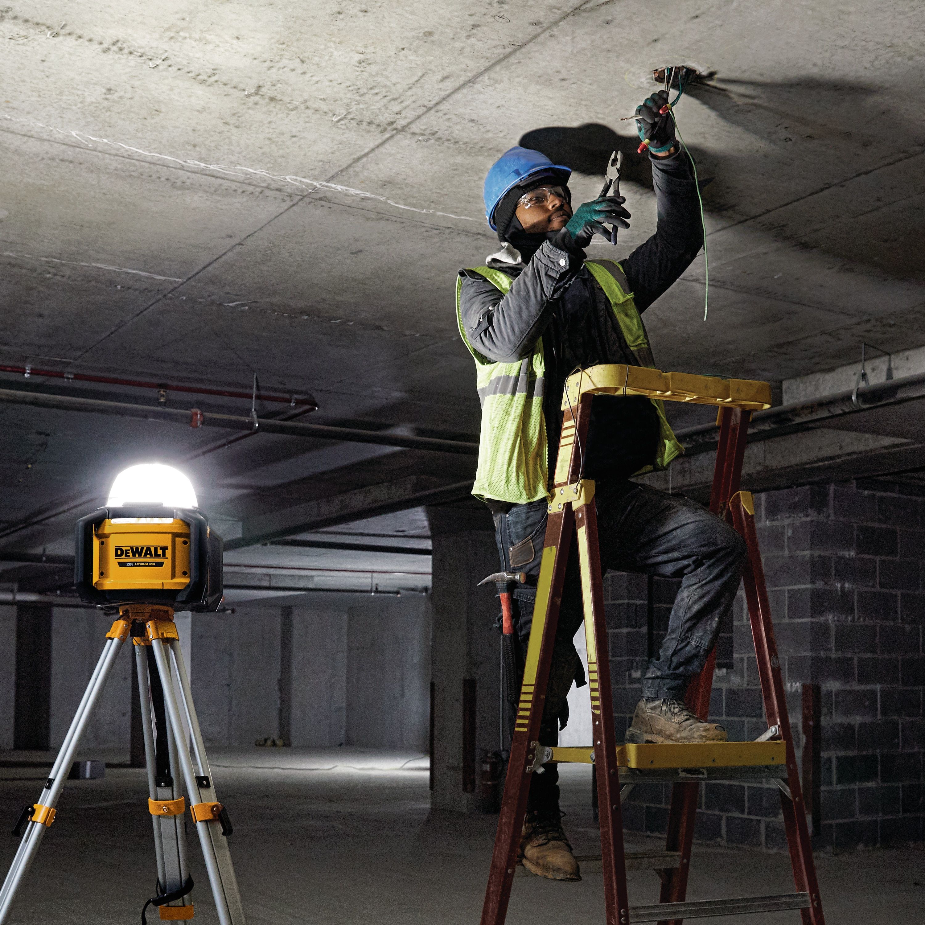 Фонарь DeWALT TOOL CONNECT DCL074