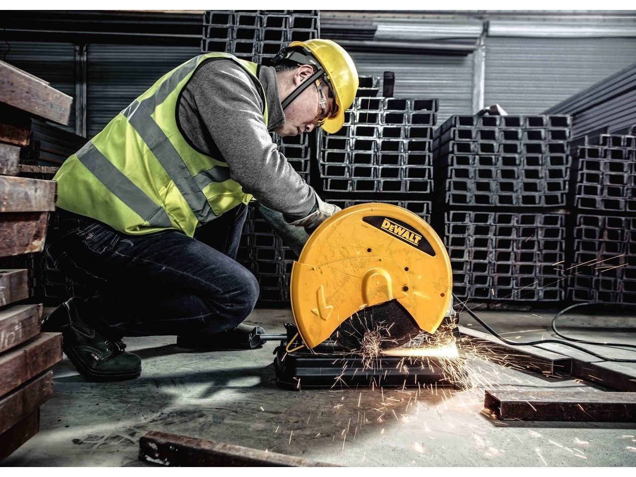 Ferestrau de debitat metal DeWALT D28730