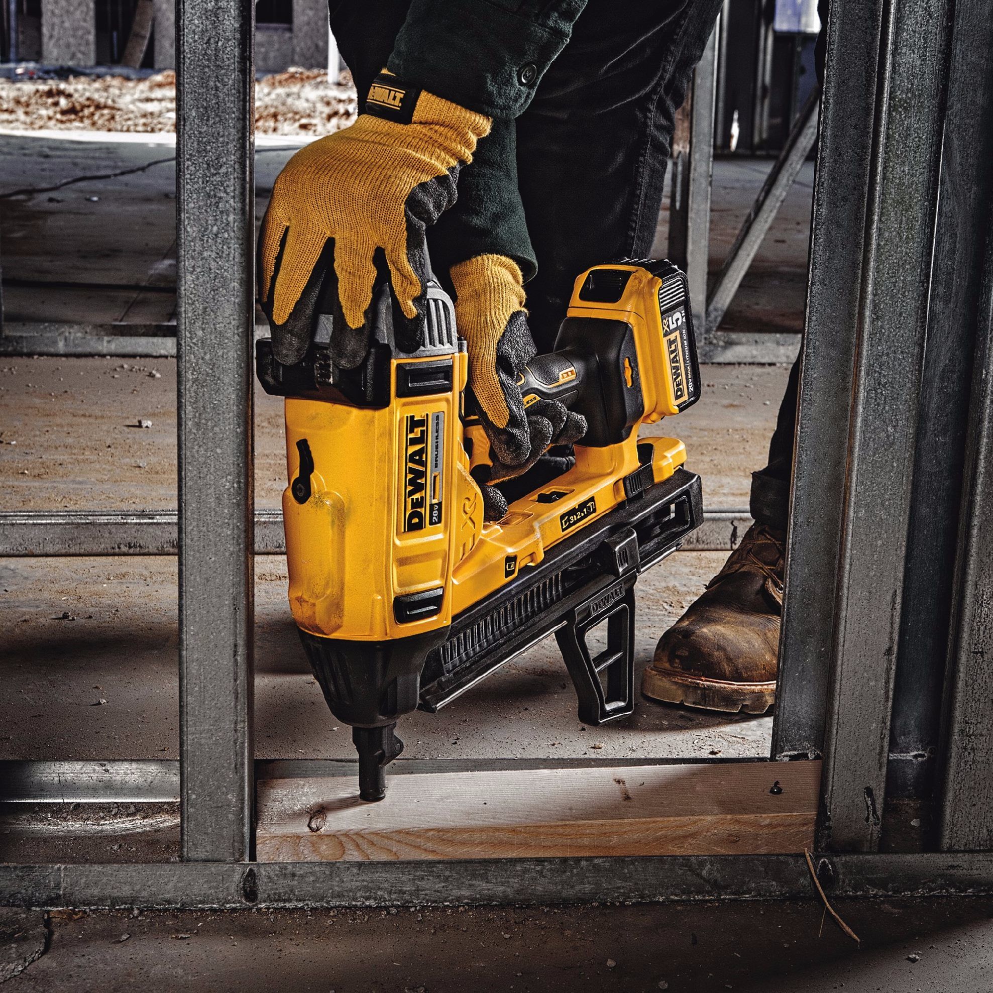 Pistol de batut cuie otel/beton DeWALT DCN890P2