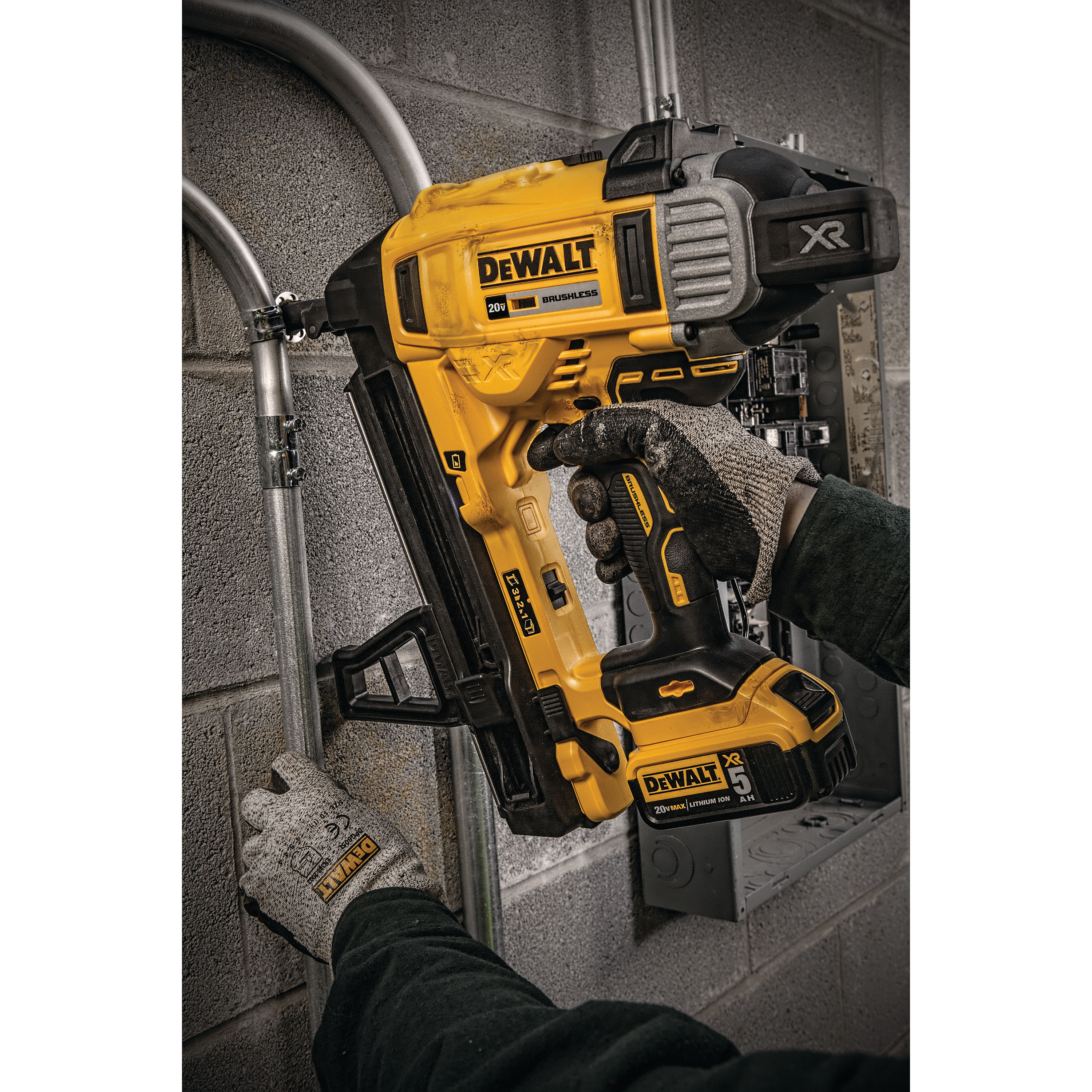 Pistol de batut cuie otel/beton DeWALT DCN890P2