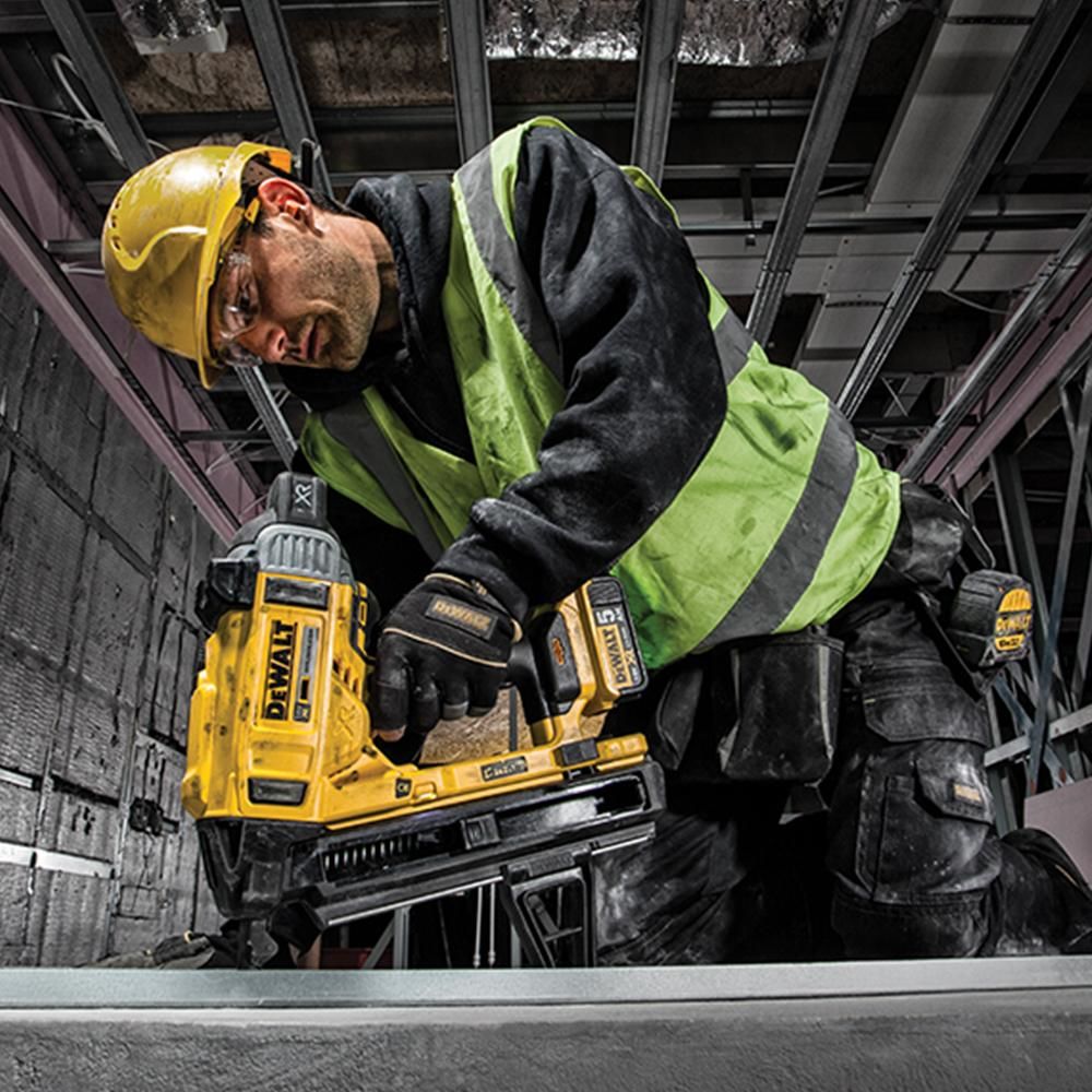 Pistol de batut cuie otel/beton DeWALT DCN890P2