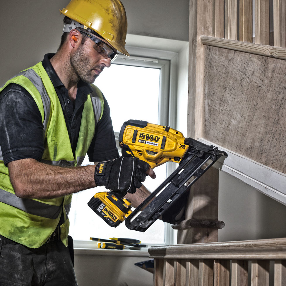Pistol de batut cuie otel/beton DeWALT DCN650P2