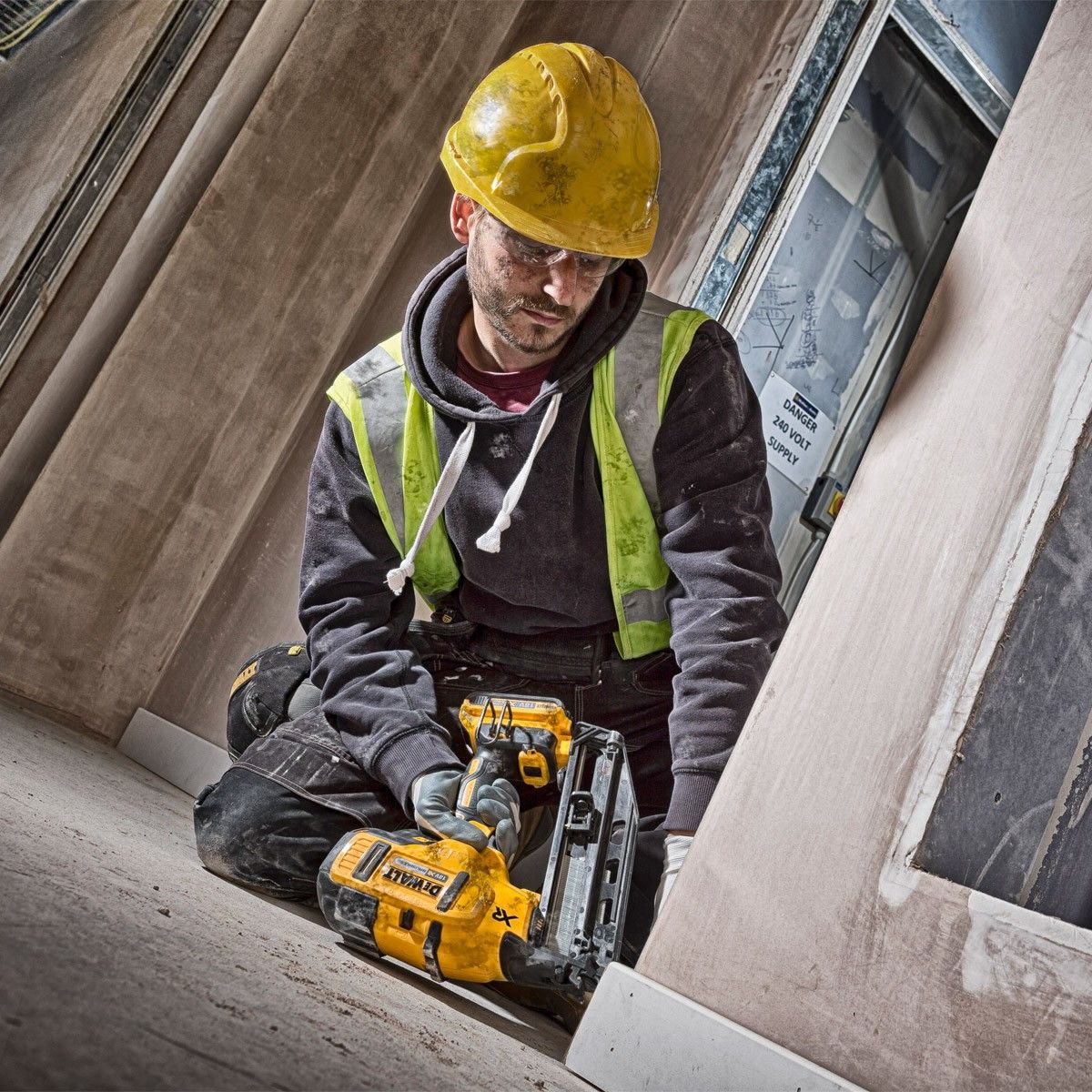 Pistol de batut cuie otel/beton DeWALT DCN660N