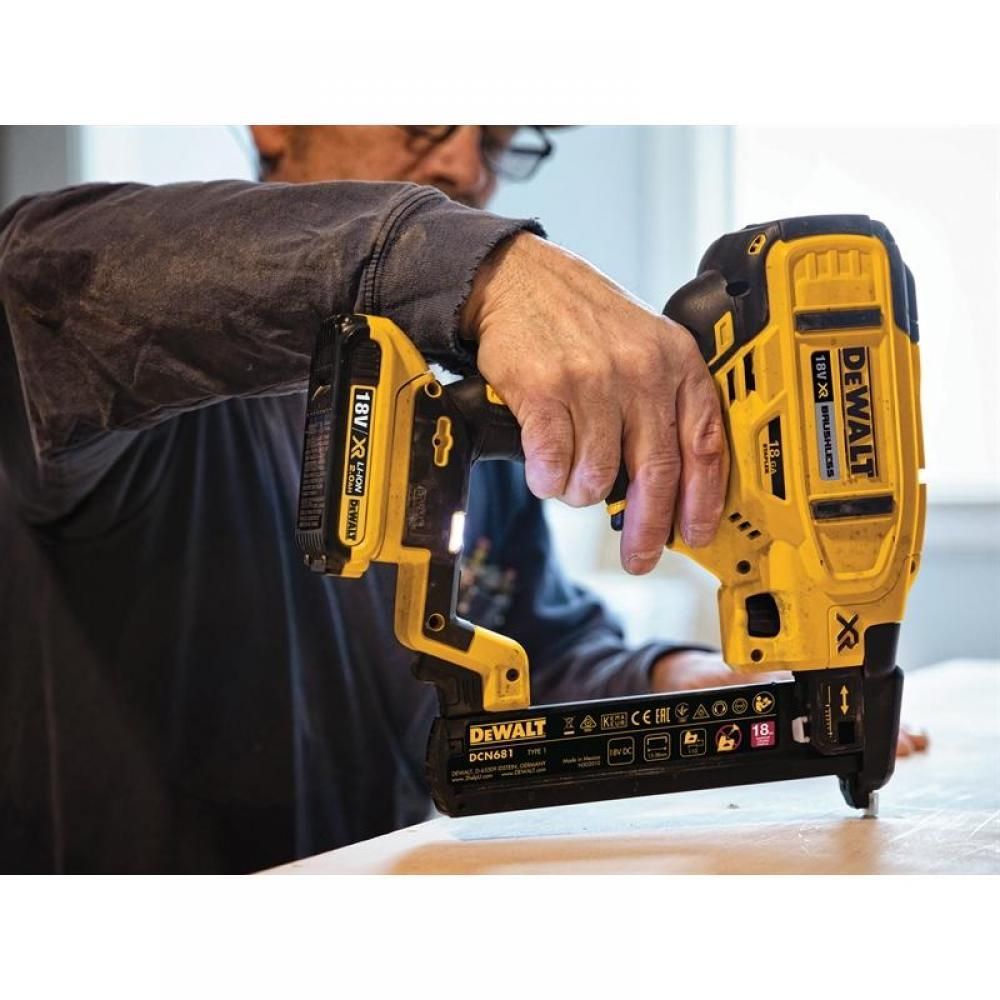 Pistol de batut cuie otel/beton DeWALT DCN681D2