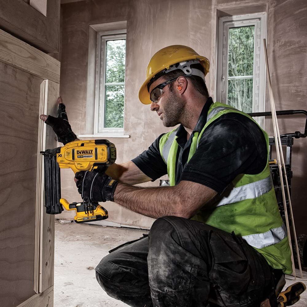 Pistol de batut cuie otel/beton DeWALT DCN680D2