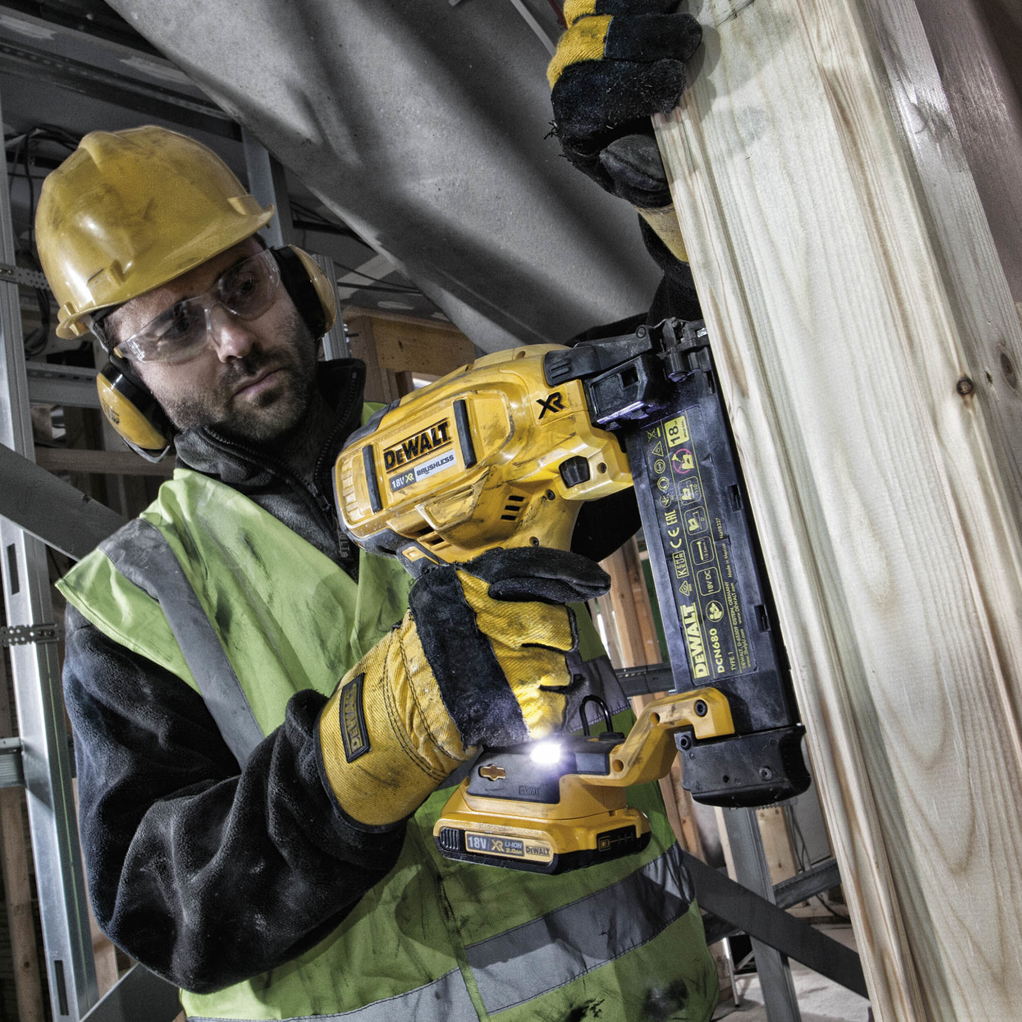 Pistol de batut cuie otel/beton DeWALT DCN680NT