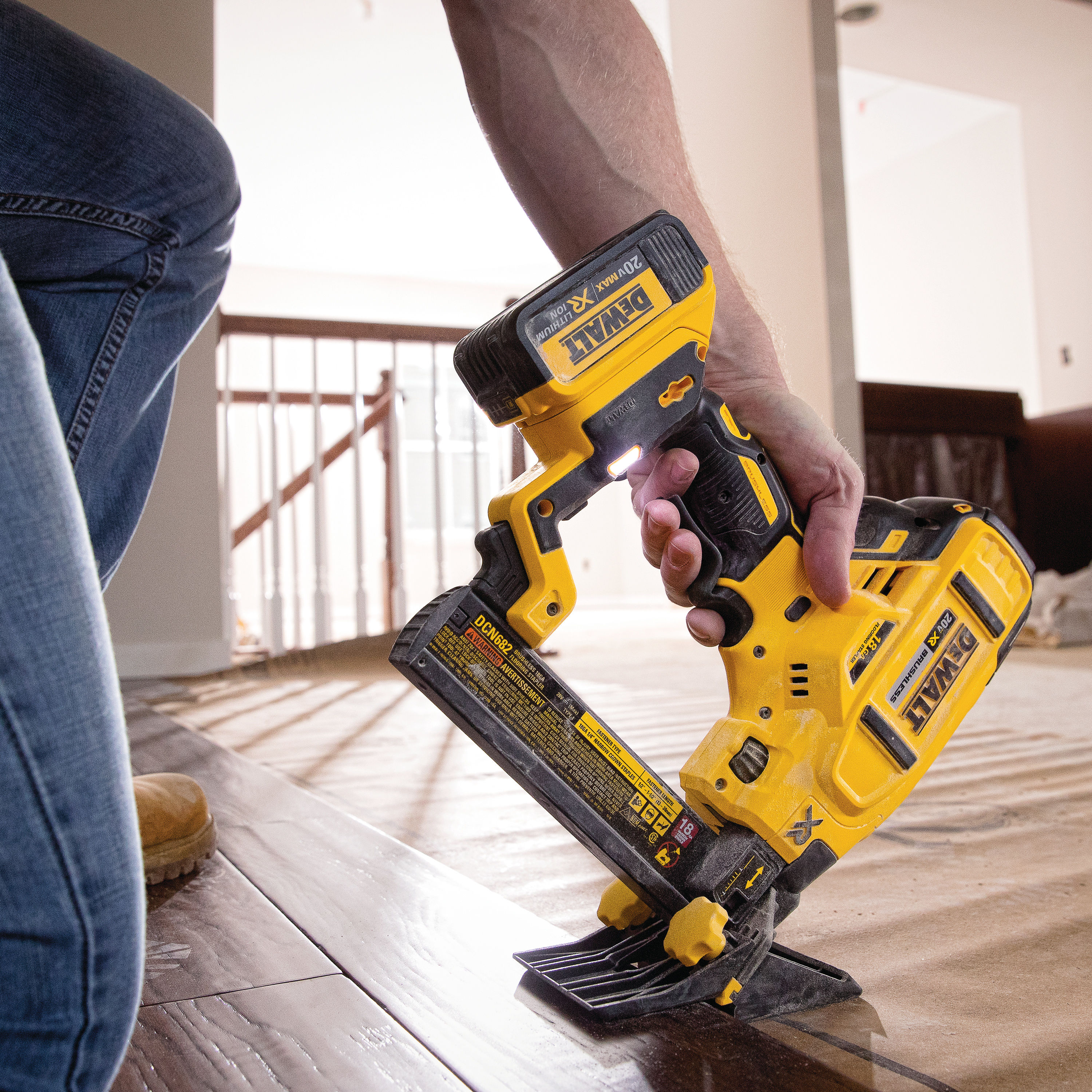 Capsator cu baterie DeWALT DCN682N
