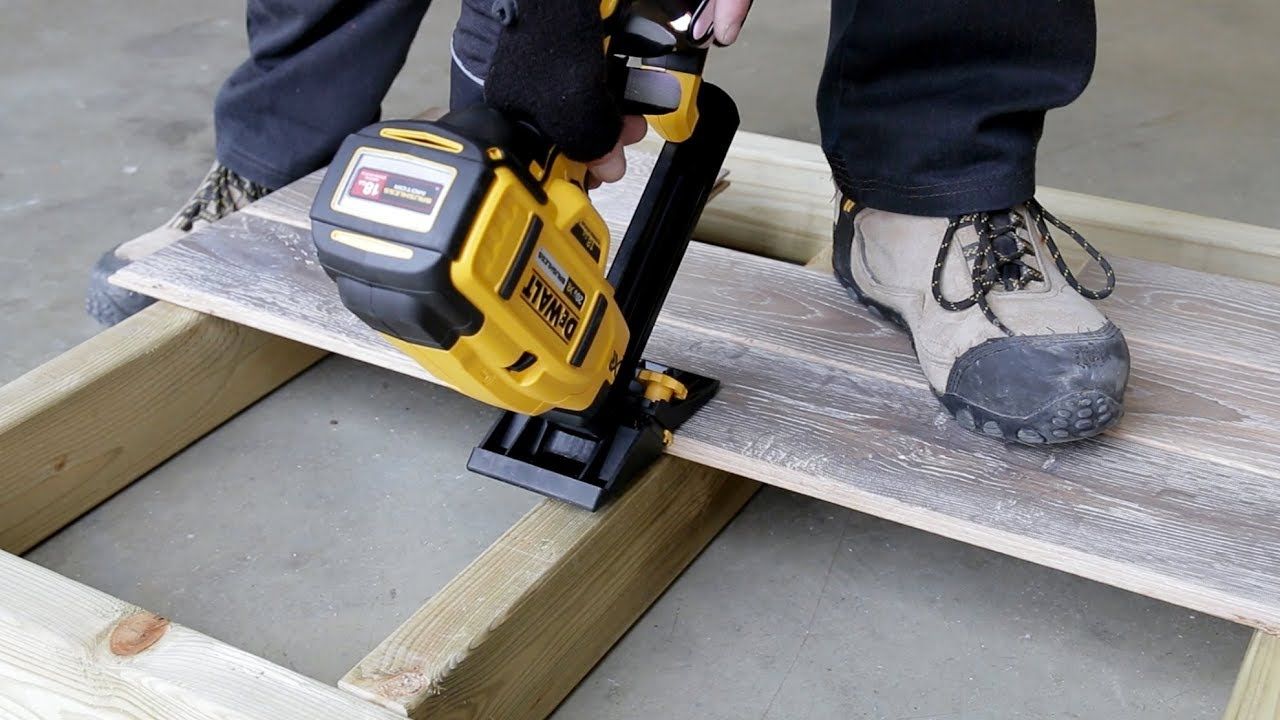 Capsator cu baterie DeWALT DCN682N