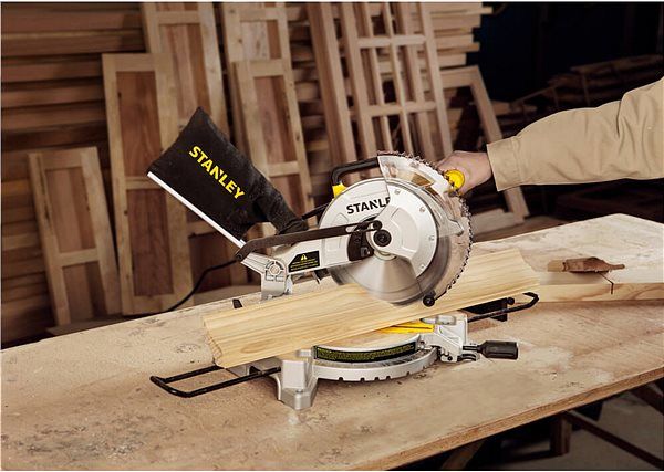 Fierastrau de masa Stanley SM16