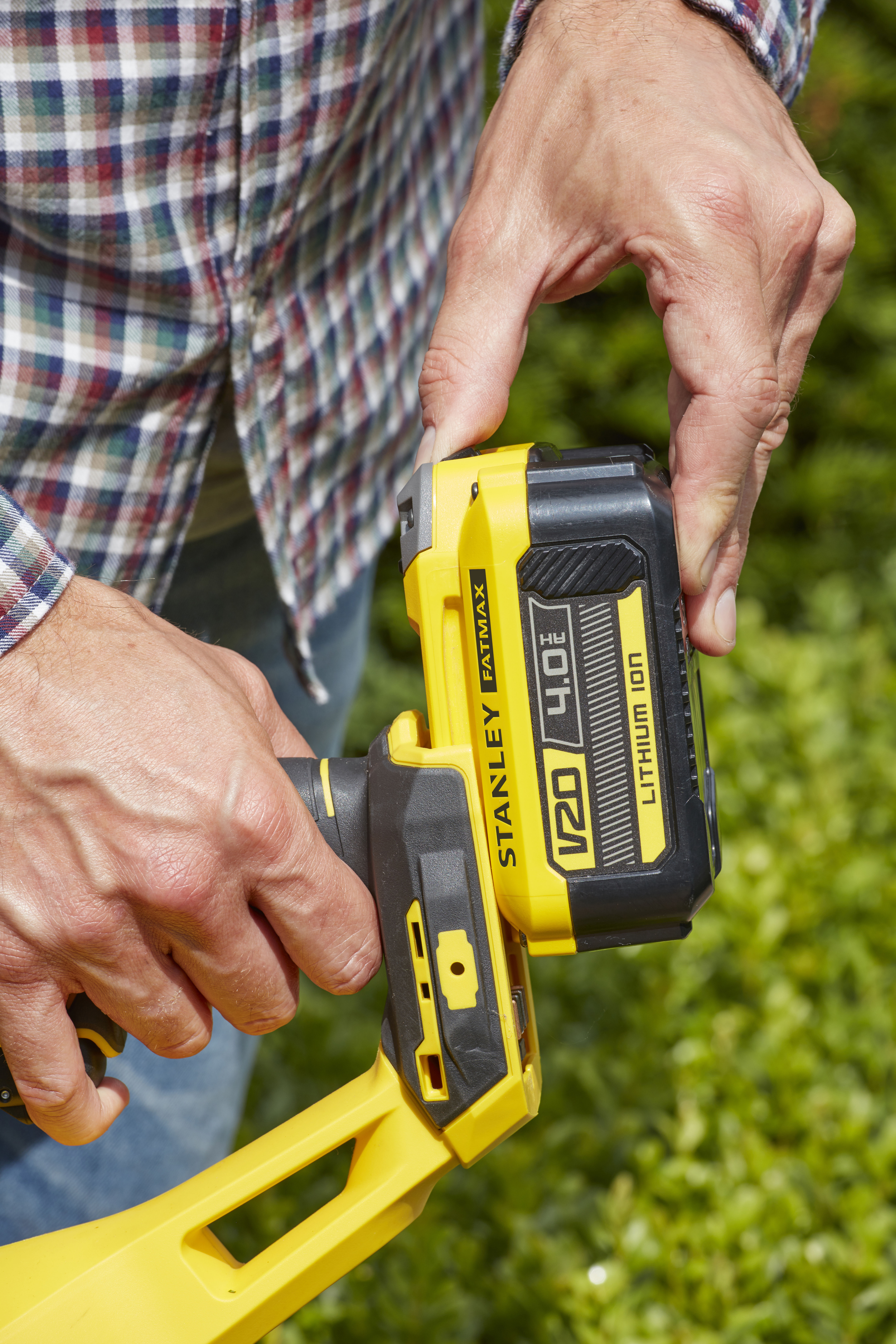 Foarfece pentru  gard viu cu baterii  Stanley FatMax  SFMCHT855M1