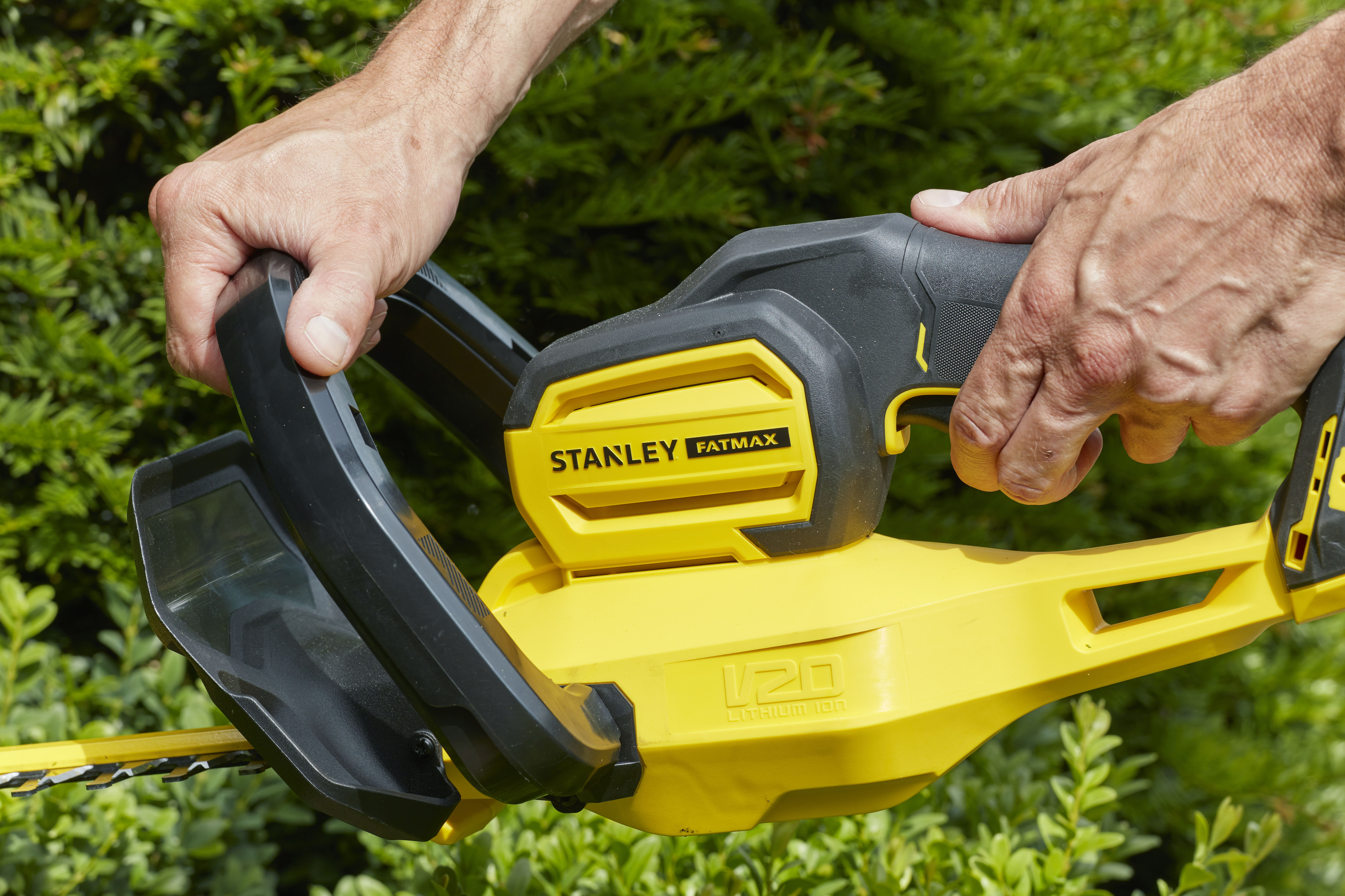 Foarfece pentru  gard viu cu baterii  Stanley FatMax  SFMCHT855M1