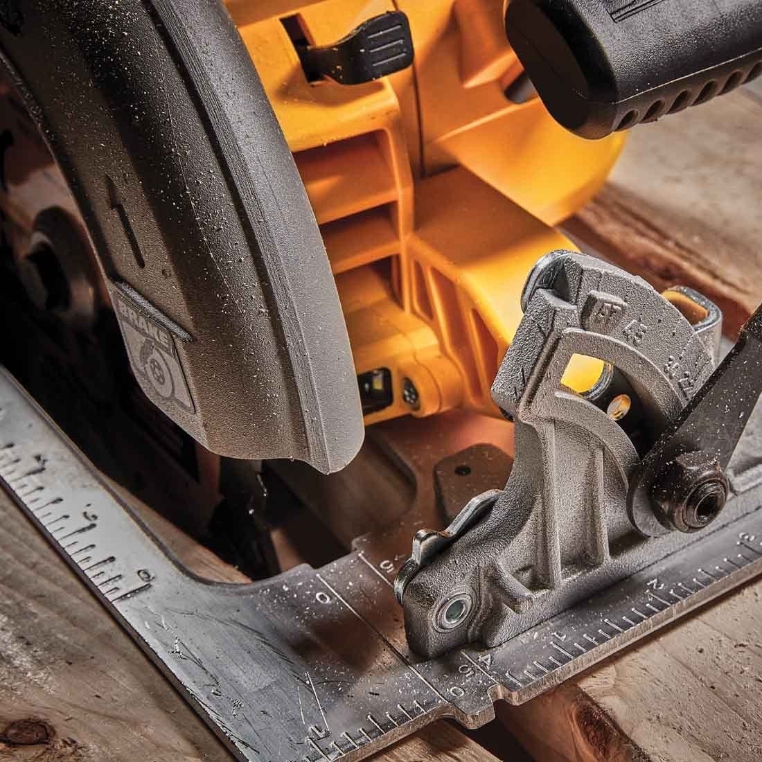 Ferestrau ciurcular Dewalt DCS573NT
