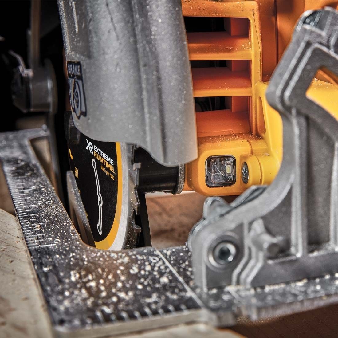 Ferestrau ciurcular Dewalt DCS573NT