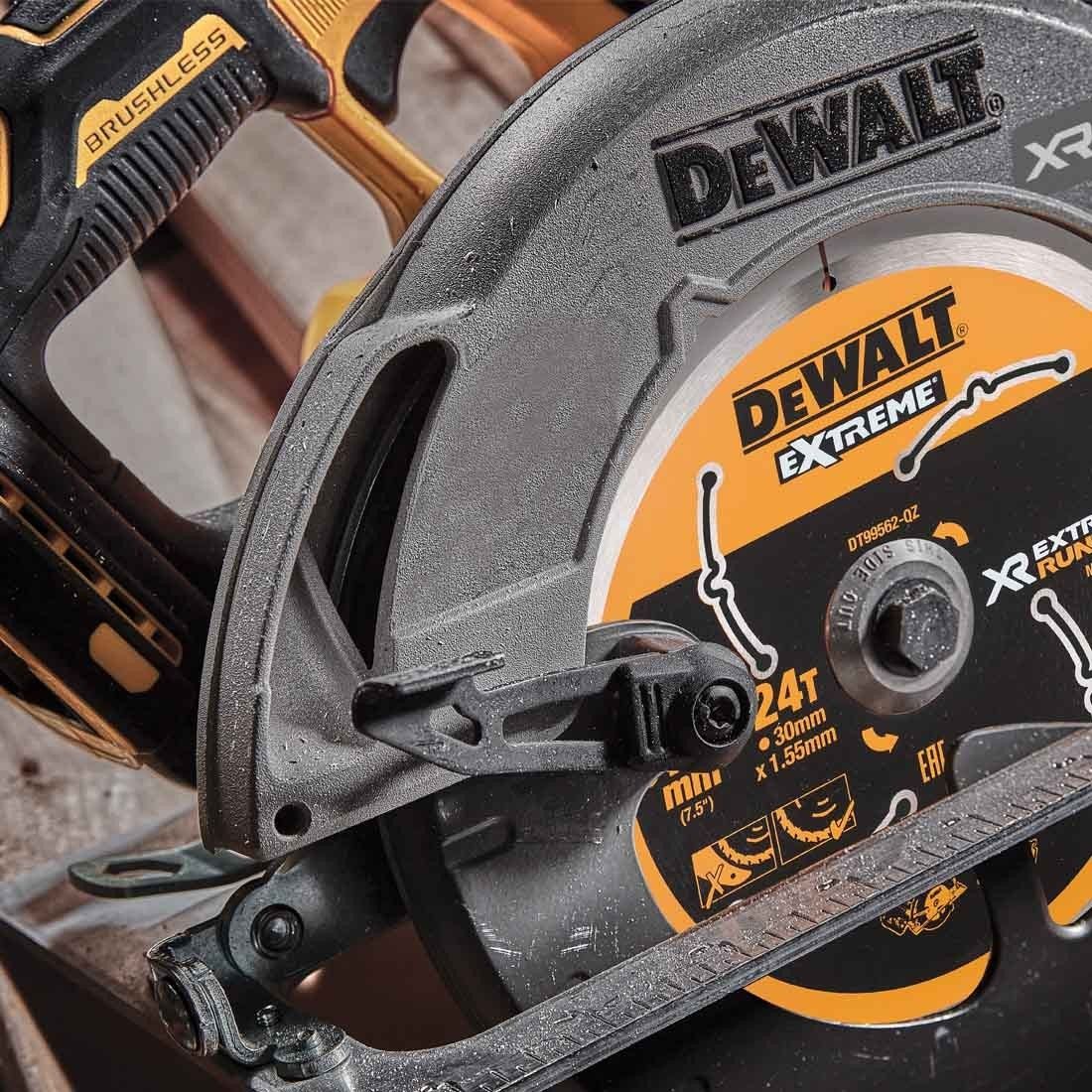 Ferestrau ciurcular Dewalt DCS573NT