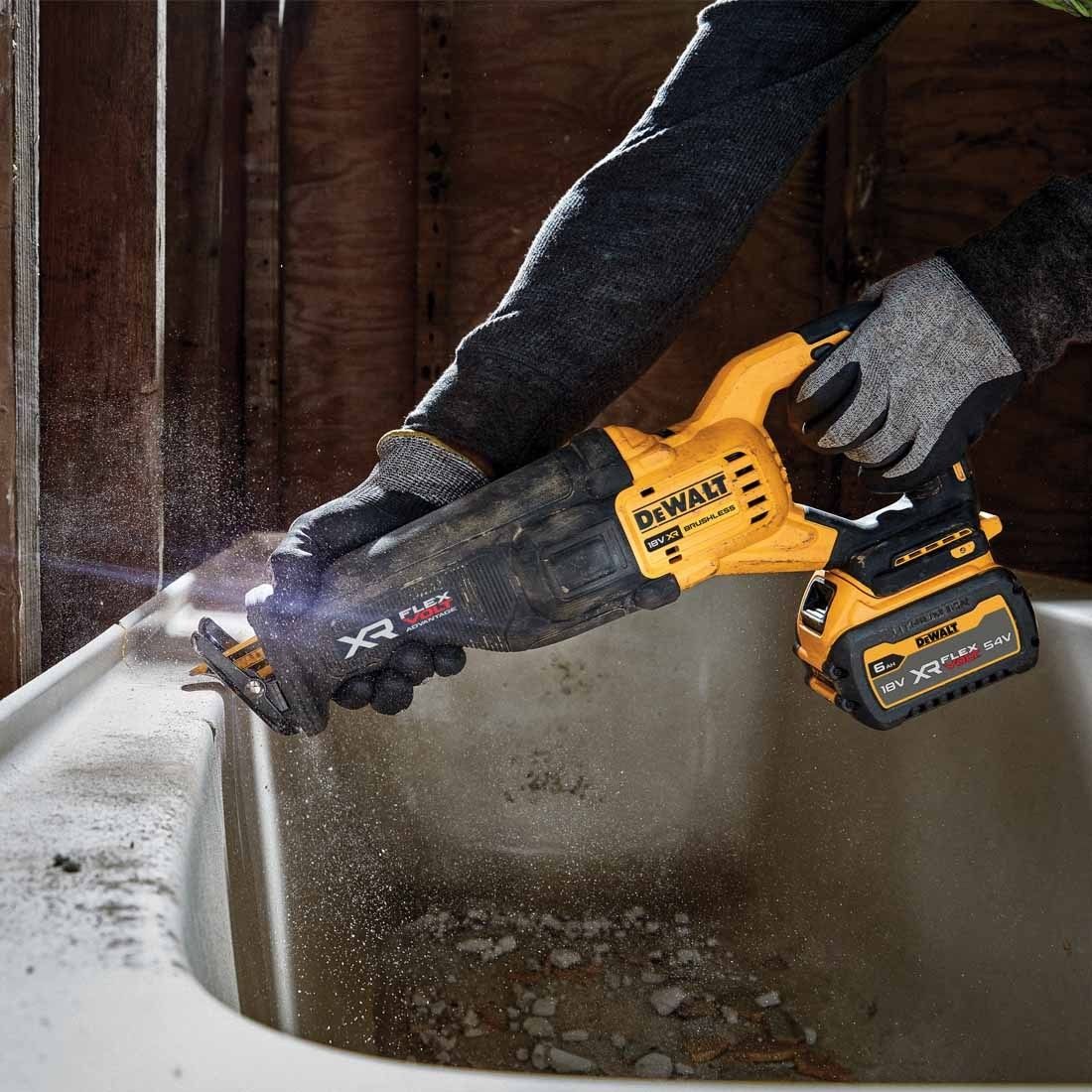 Ferastraie sabie cu acumulator DeWALT DCS386NT