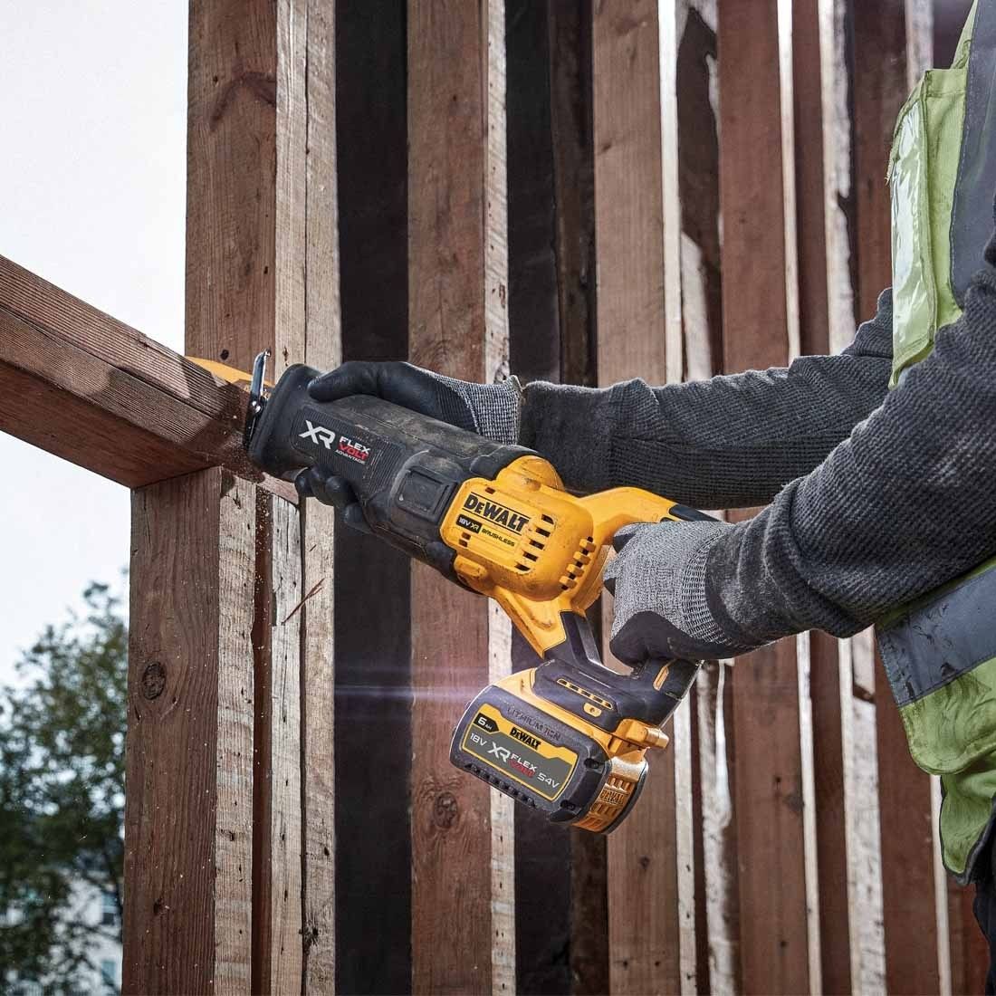 Ferastraie sabie cu acumulator DeWALT DCS386NT