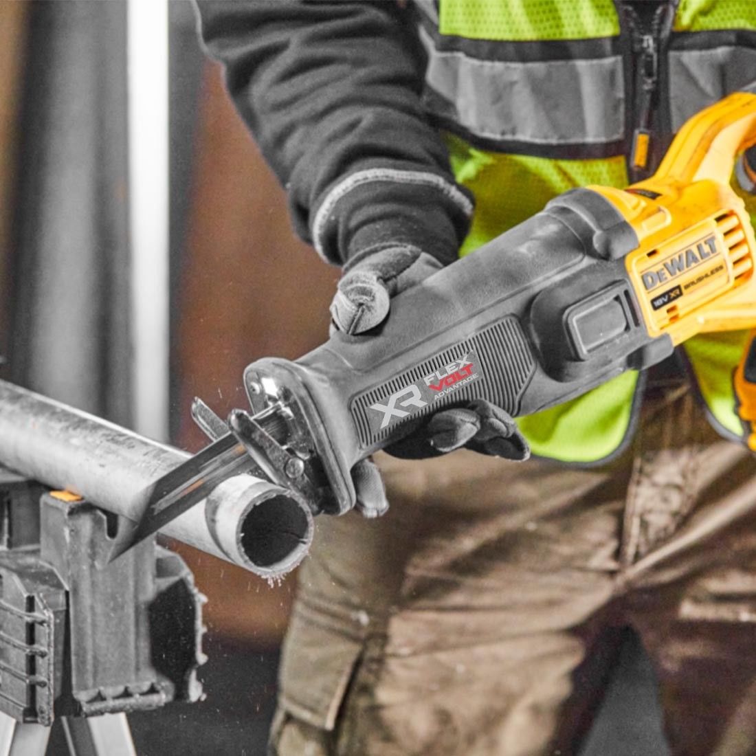 Ferastraie sabie cu acumulator DeWALT DCS386NT