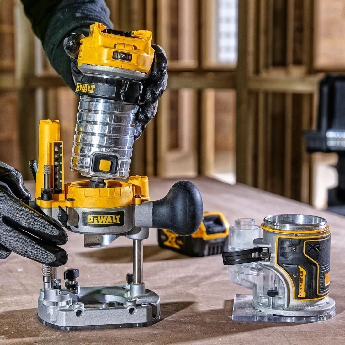 Fieră de frezare cu acumulator DeWalt DCW604N