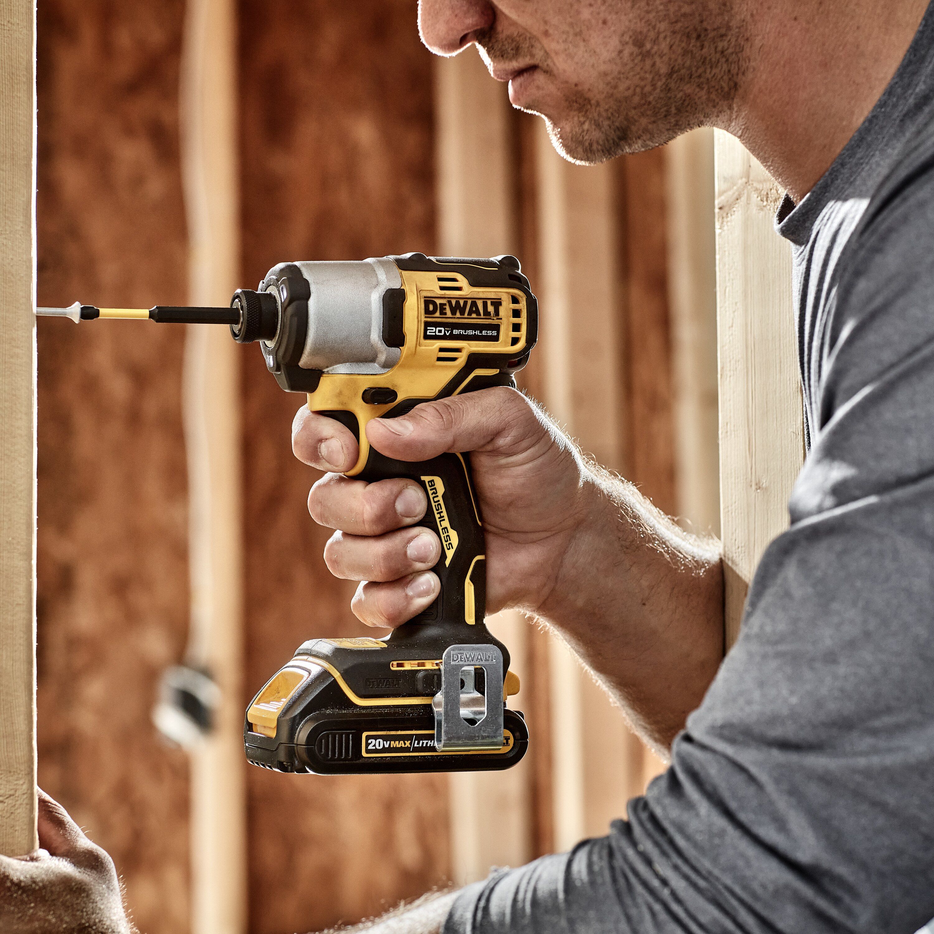 Aparat de găurit cu impact DeWALT DCF840D2T