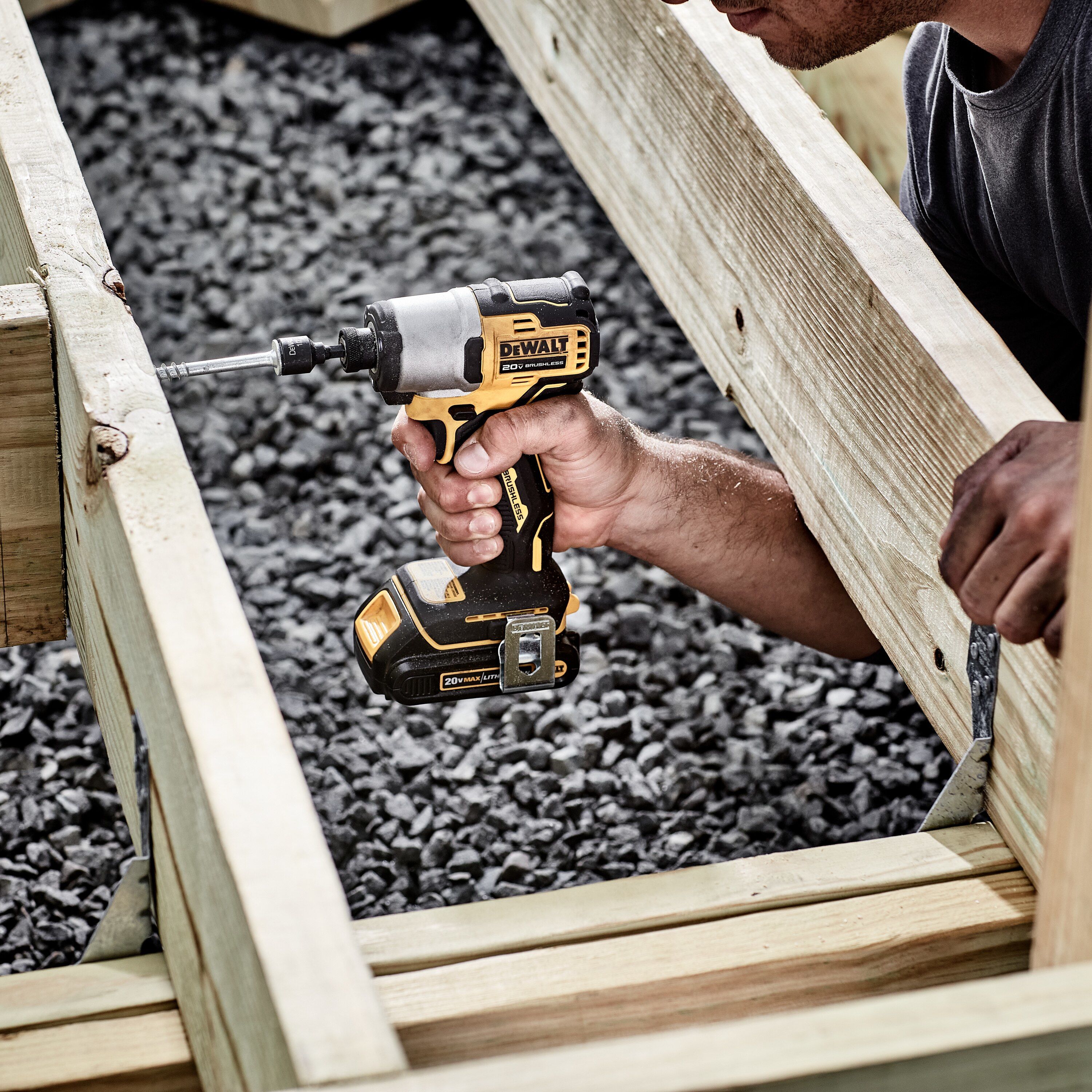 Aparat de găurit cu impact DeWALT DCF840D2T