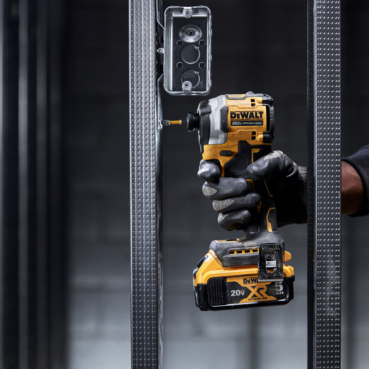 Mașină de inșurubat cu impuls DeWALT DCF850D2T