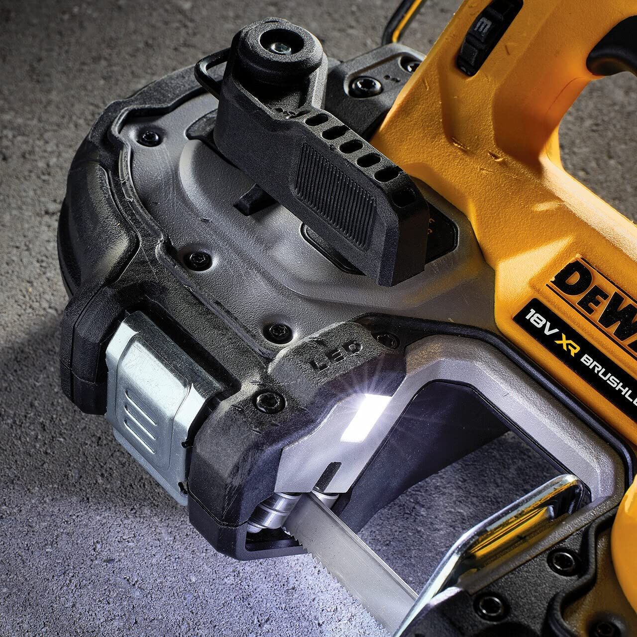 Аккумуляторная ленточная пила DeWalt DCS377NT