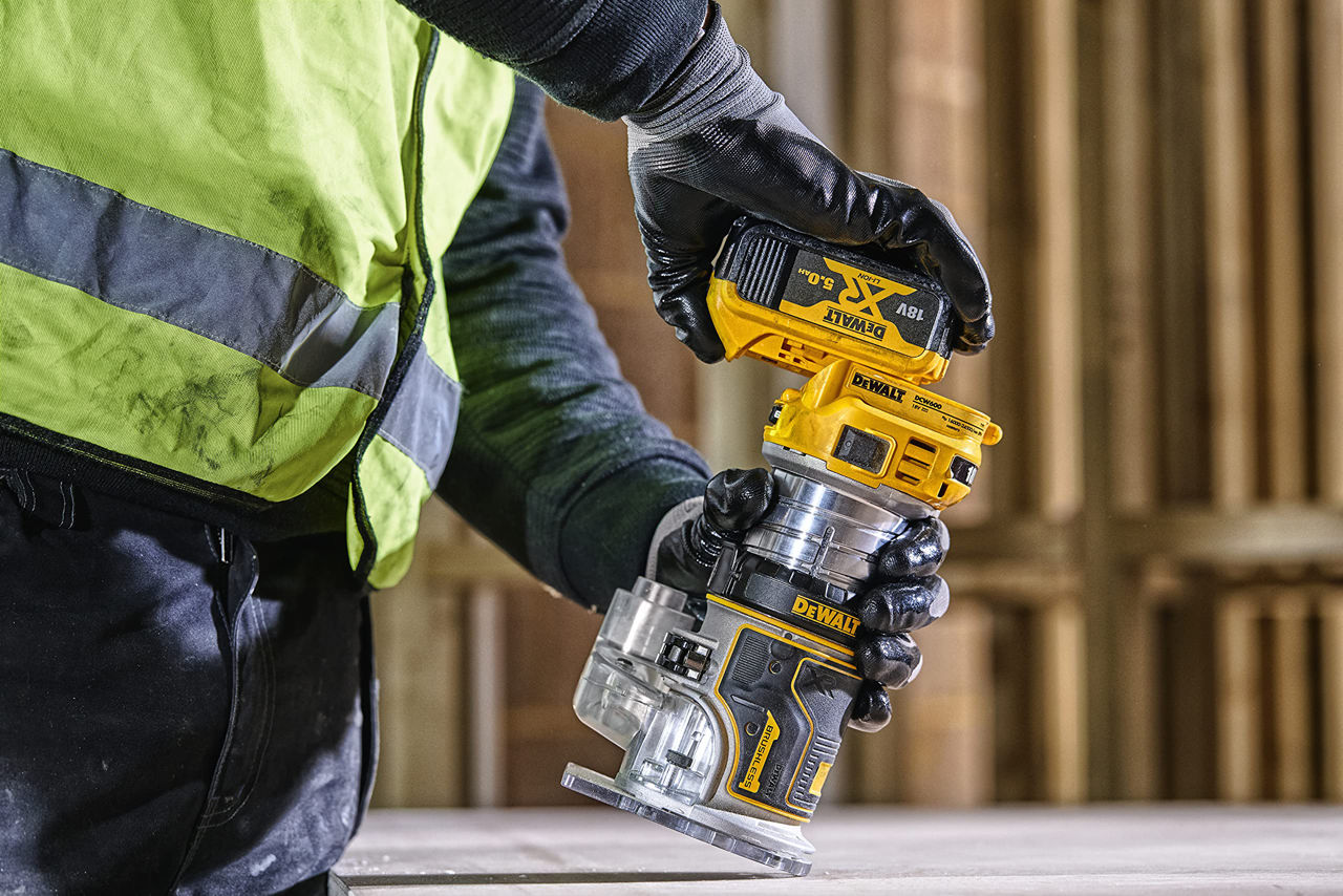 Аккумуляторный фрезерный станок DEWALT DCW604NT-XJ