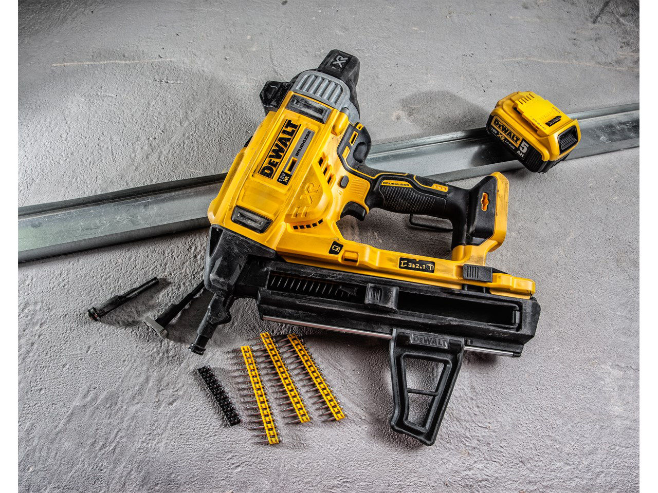 Pistol de batut cuie otel/beton DCN890N-XJ