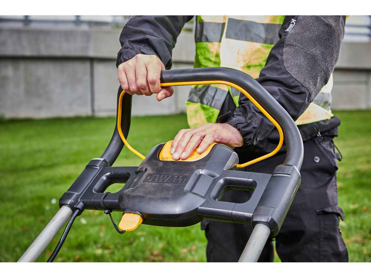 Iarba de tăiat DCMW564P2