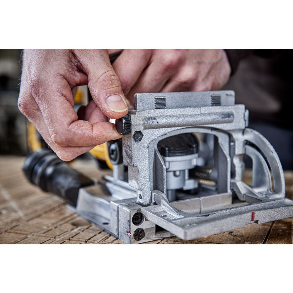 Masina de frezat cu disc DEWALT DCW682N-XJ