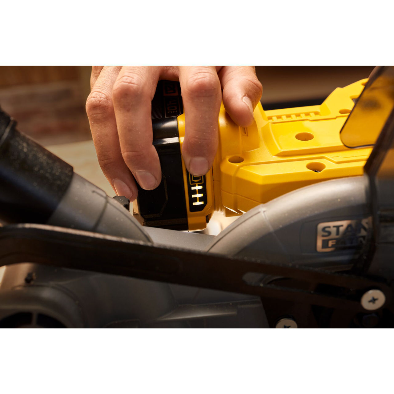 Пила торцовочная Stanley FATMAX SFMCS701M1